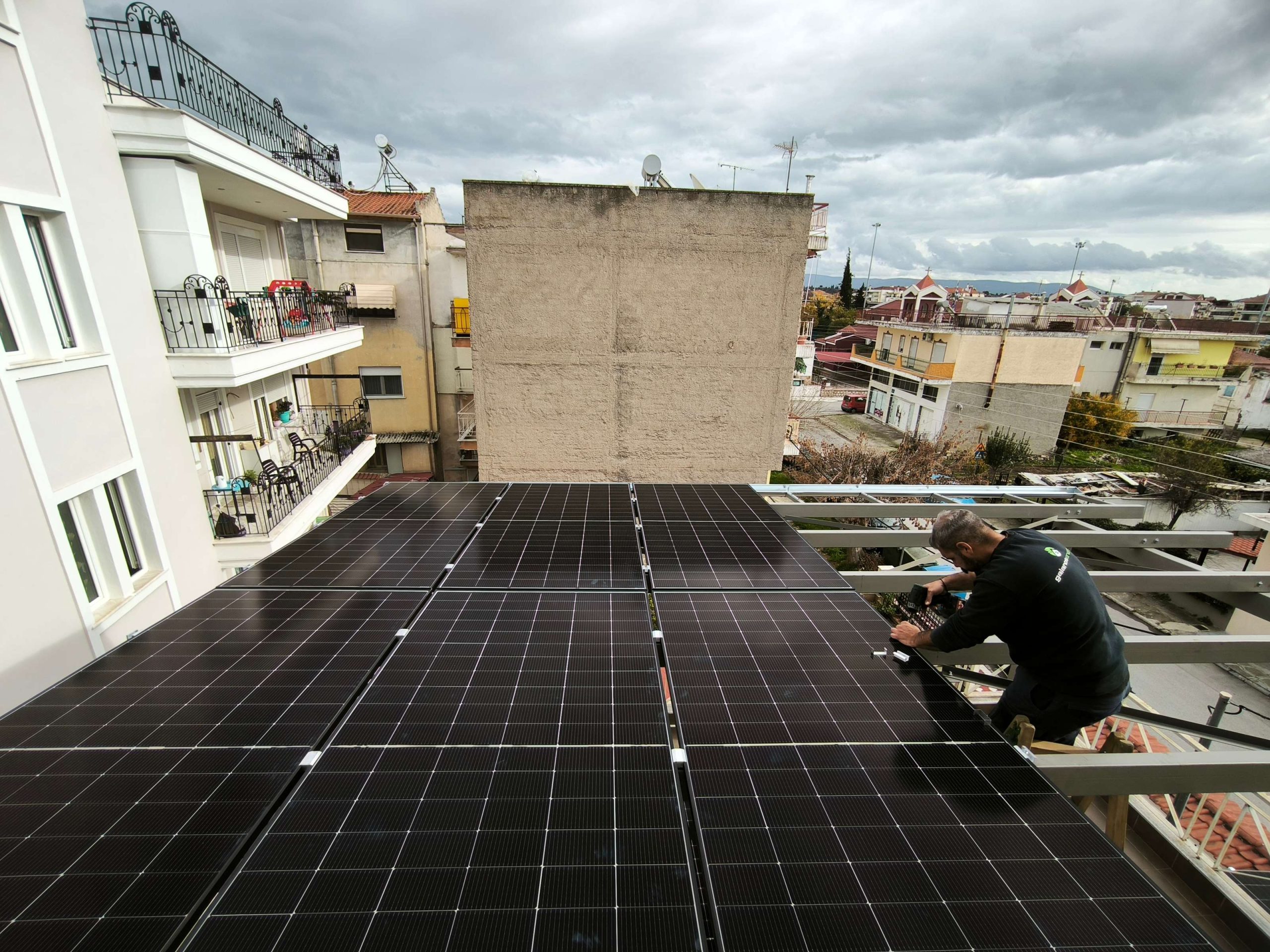 Πρότυπη εγκατάσταση φωτοβολταϊκών στο τεχνικό μας γραφείο